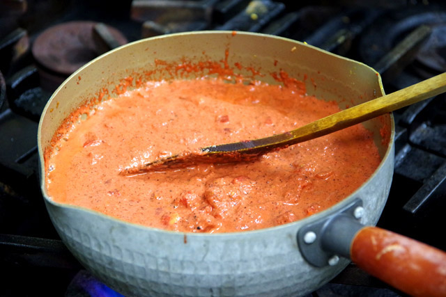 ビーツとトマトによって赤いスープ。味がまったく想像できない。