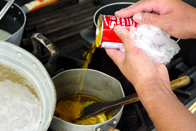 「日本人にとって標準的な味であるS＆Bのカレー粉で作ったカレーオイルを掛けることで、これはカレーでありラーメンだと認識させます」とマダラさん。
