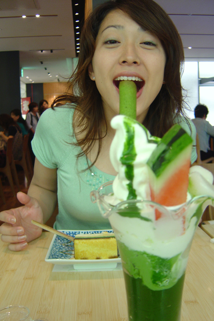 �O�ɍ������l�ɐH�ׂĂ��炤