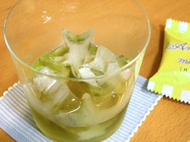 ���`�X�ŗΒ��~��