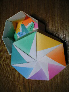 ７色、といえば折り紙で折った七角箱。