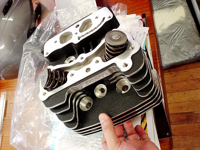 �P�Ԃ̕��i�i�G���W���́u�w�b�h�v�Ƃ����镔���j