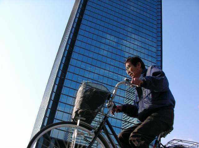 �j�b�|���́A�͂��炭��������B