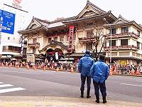 �̕�����O�œ����}���\���𒭂߂�z�n�̐l