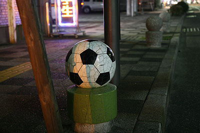 Ｊリーグ・サガントスの佐賀の鳥栖では道端のオブジェがサッカーボール
