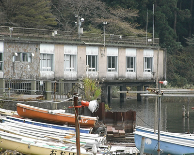 箱根町役場箱根出張所は湖上にある