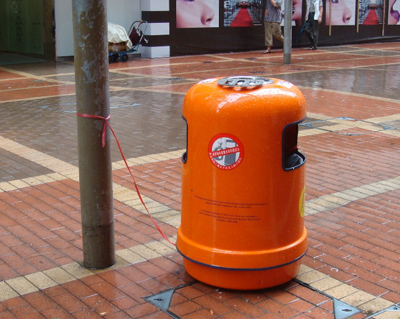 香港では台風がくるとゴミ箱がつながれる
