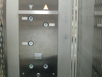 �G���x�[�^�[�̉����{�^���̃J�o�[�͑�����ނ�����悤��