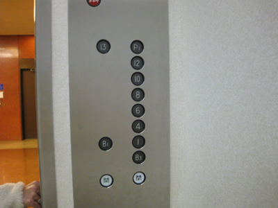 �G���x�[�^�[�̉����{�^���̃J�o�[�͑�����ނ�����悤��