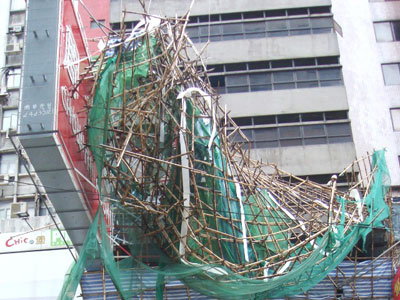 風雲 コネタ城 香港の建築現場の足場は竹製 デイリーポータル Z