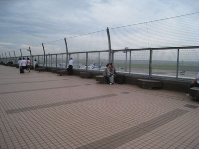 空港の展望デッキの柵には穴が開いている