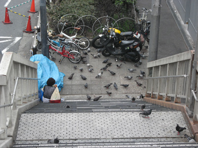 大阪駅前の巨大歩道橋の降り口の一つはハト湯