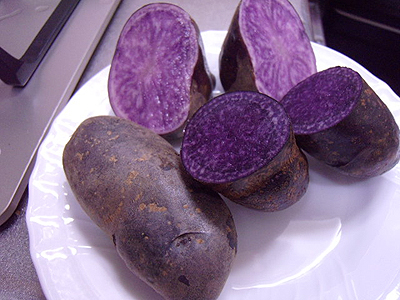 紫色や赤色のジャガイモがある