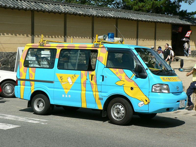 奈良市役所の車には、キリンが描かれている場合がある