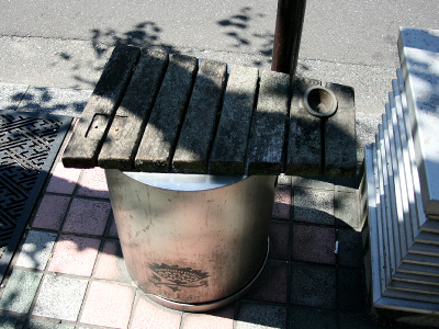 佐賀駅前通りのゴミ箱は、フタの部分が楽器