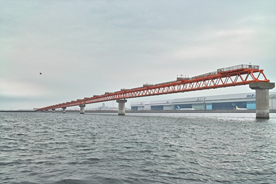 多摩川河口にかっこいい真っ赤なトラスの構造物が